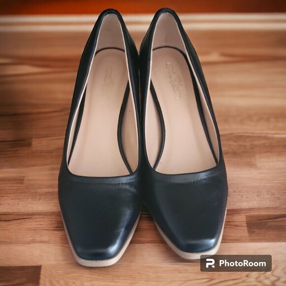 Journee Collection Women's 'Lucy' Classic Stacked Heel Pumps - 8.5 - Picture 1 of 8